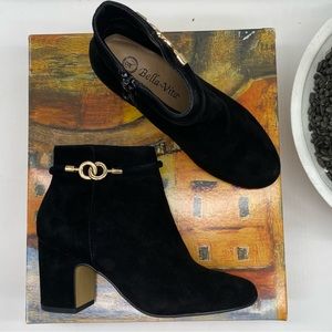 Bella Vita Diaz ankle Bootie in Black kidsuede leatger with gold link size 5.5M